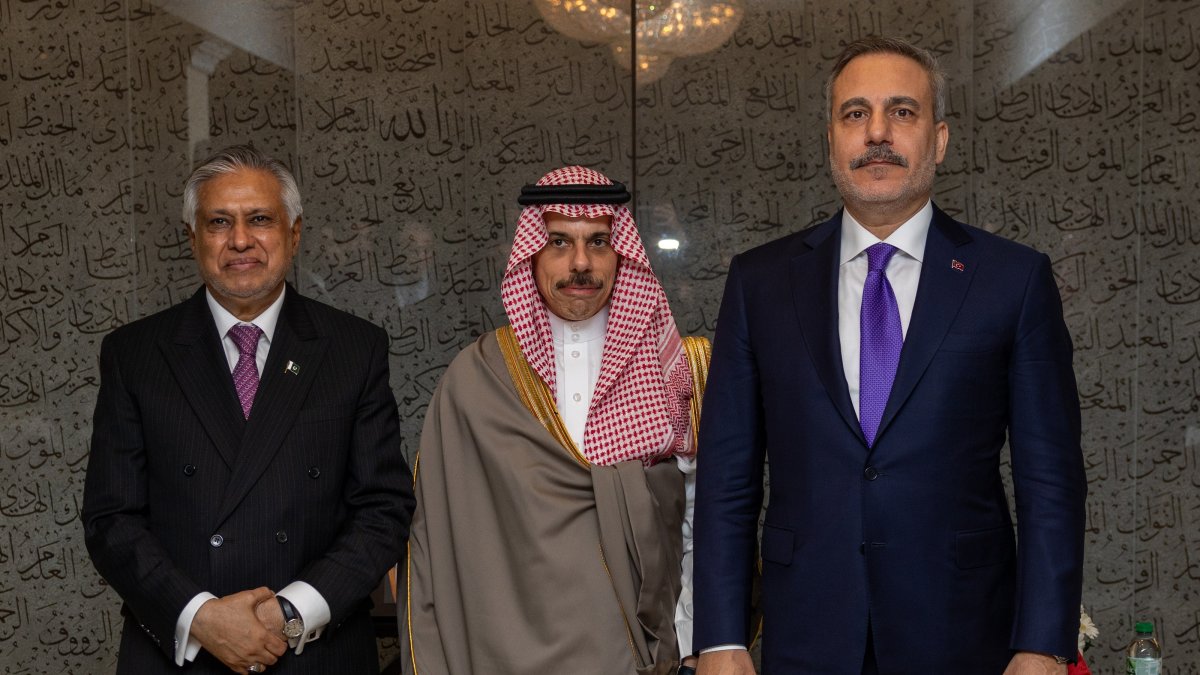 Foreign Minister Hakan Fidan (R) poses with Saudi Foreign Minister Faisal bin Farhan (C) and Pakistani Foreign Minister Mohammad Ishaq Dar after a meeting in New York, U.S., Sept. 25, 2026. (AA Photo)