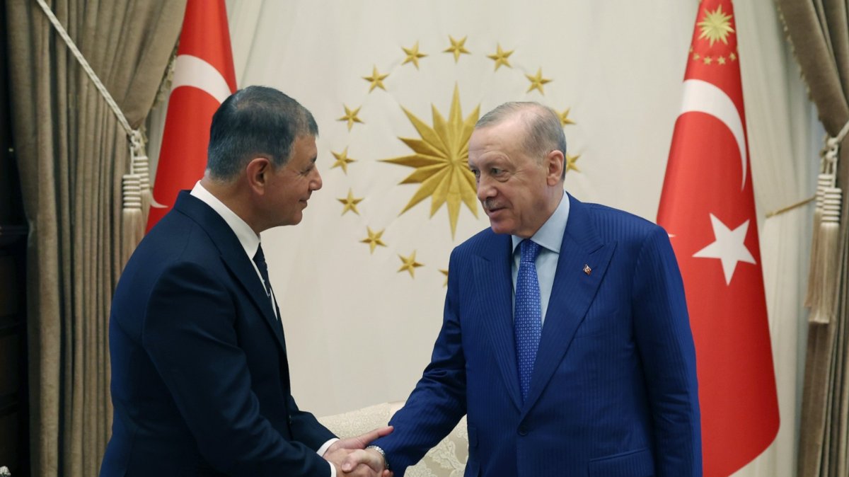 Izmir Mayor Cemil Tugay shakes hands with President Erdoğan at the meeting at the Presidential Complex, Ankara, Sept. 30, 2026. (DHA Photo)