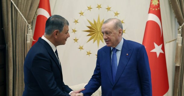 Izmir Mayor Cemil Tugay shakes hands with President Erdoğan at the meeting at the Presidential Complex, Ankara, Sept. 30, 2026. (DHA Photo)