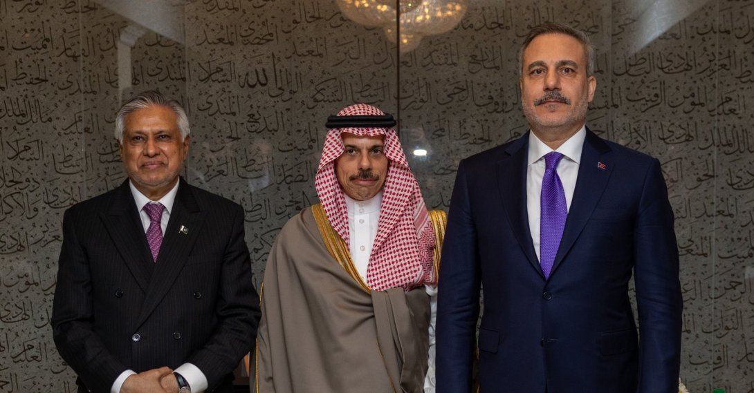 Foreign Minister Hakan Fidan (R) poses with Saudi Foreign Minister Faisal bin Farhan (C) and Pakistani Foreign Minister Mohammad Ishaq Dar after a meeting in New York, U.S., Sept. 25, 2026. (AA Photo)