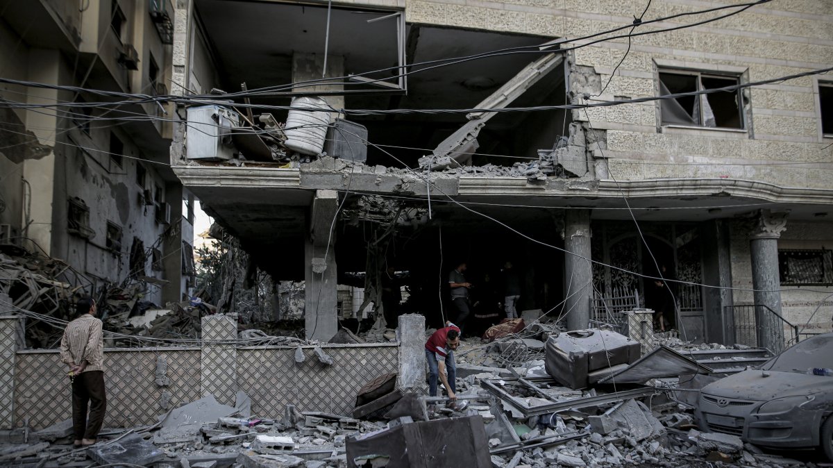 People inspect a site after an Israeli strike, Gaza, Palestine, Oct. 3, 2026. (AA Photo)