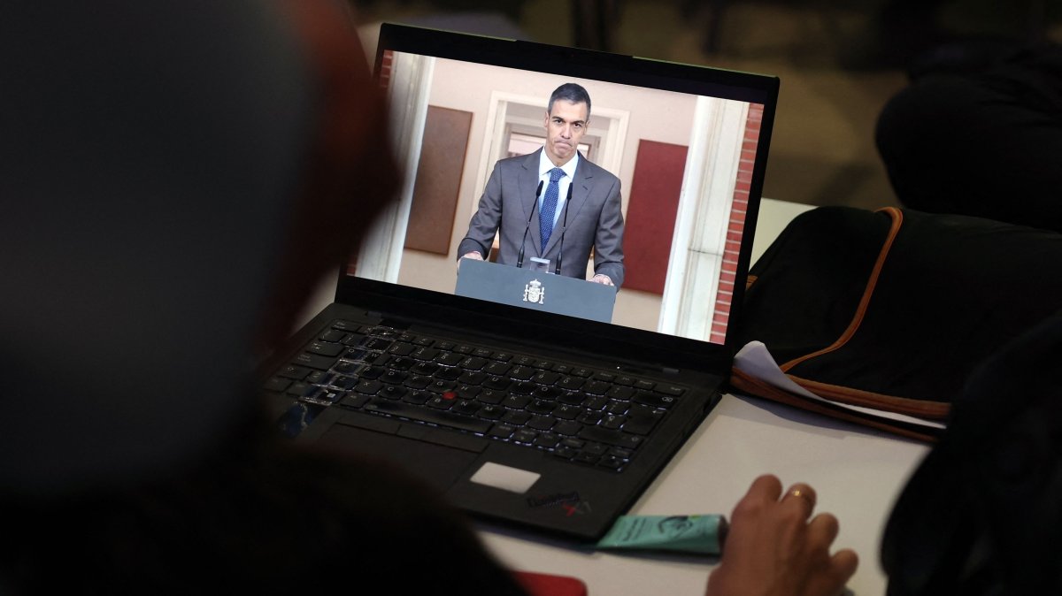 A journalist watches Spanish Prime Minister Pedro Sanchez's televised statement to call early elections in Madrid, Spain, Oct. 5, 2026. (AFP Photo)