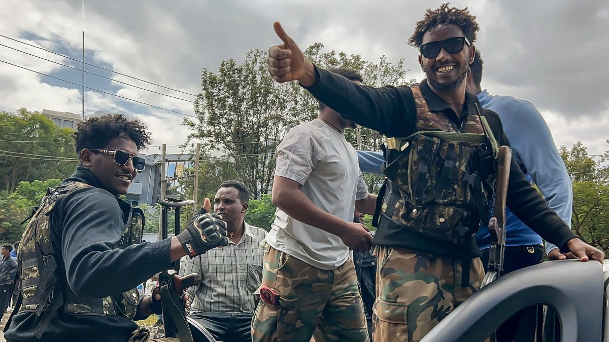 Members of the Ethiopian pro-government Tigray Peace Force (TPF) gesture as residents welcome them to Tigray capital Mekelle, Ethiopia, Oct. 4, 2026. (AFP Photo)