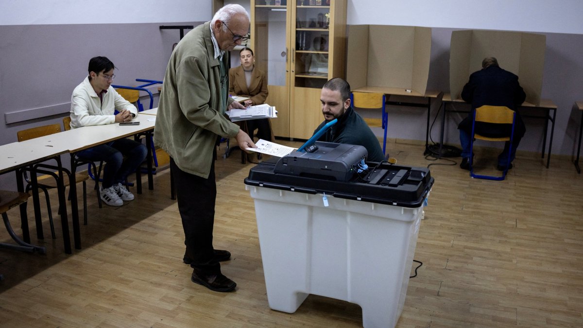 A man casts his ballot during Bosnia-Herzegovina's 2026 general election, in Banja Luka, Bosnia-Herzegovina, Oct. 4, 2026. (Reuters Photo)