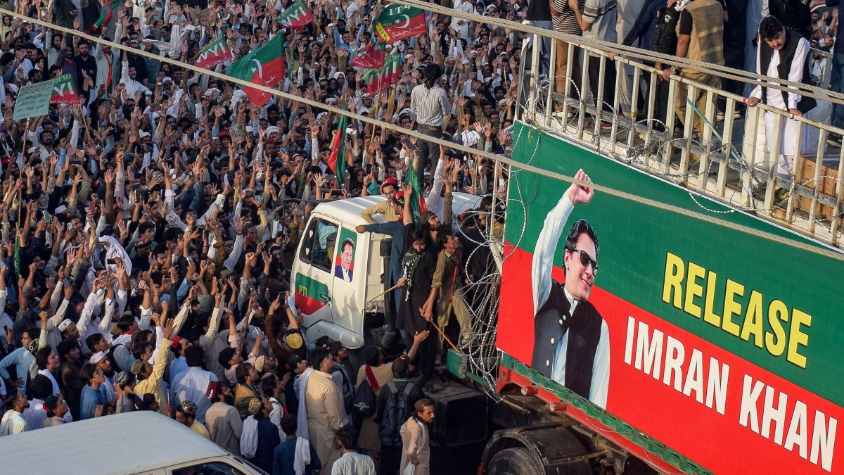 Supporters of jailed former prime minister Imran Khan's Pakistan Tehreek-e-Insaf (PTI) party take part in a long march toward Islamabad, in Lakki Marwat, Khyber Pakhtunkhwa province, Pakistan, Oct. 4, 2026. (AFP Photo)