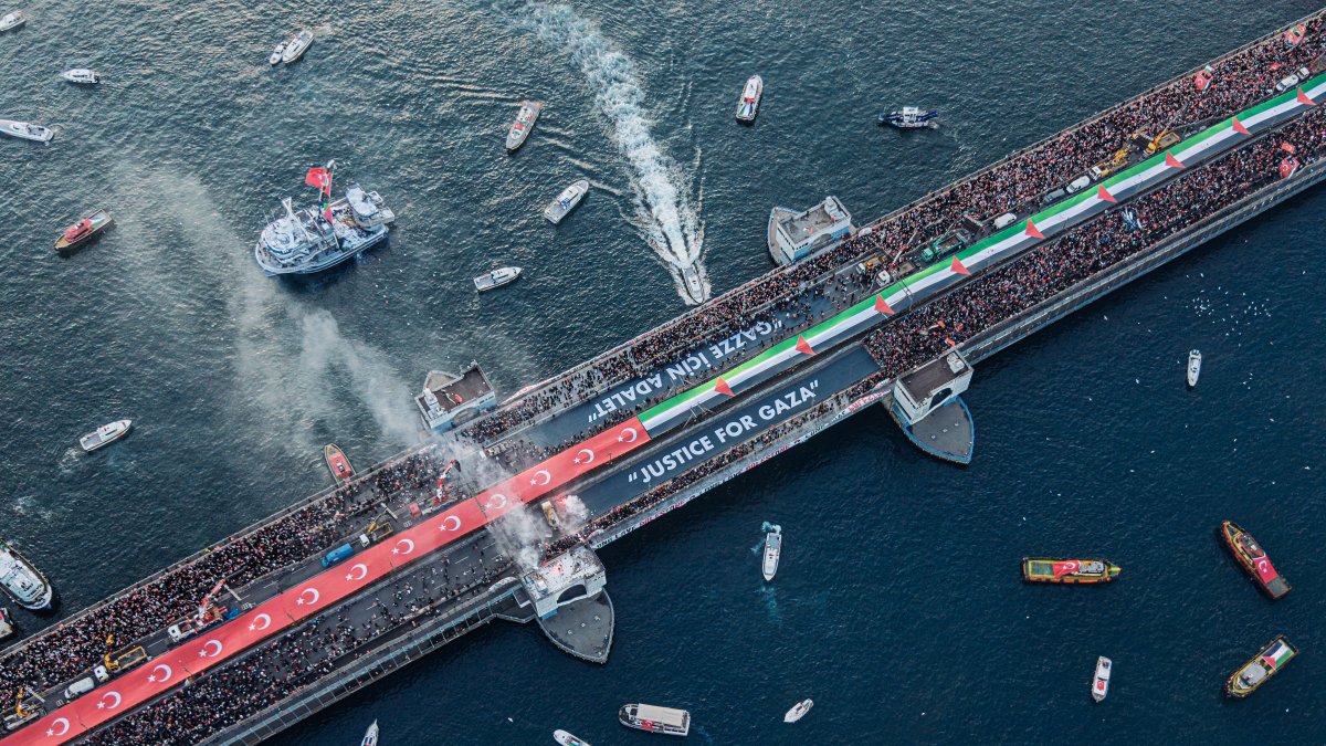 Thousands of people march across Galata Bridge in support of Palestine, Istanbul, Türkiye, Jan. 1, 2026. (Shutterstock Photo) 