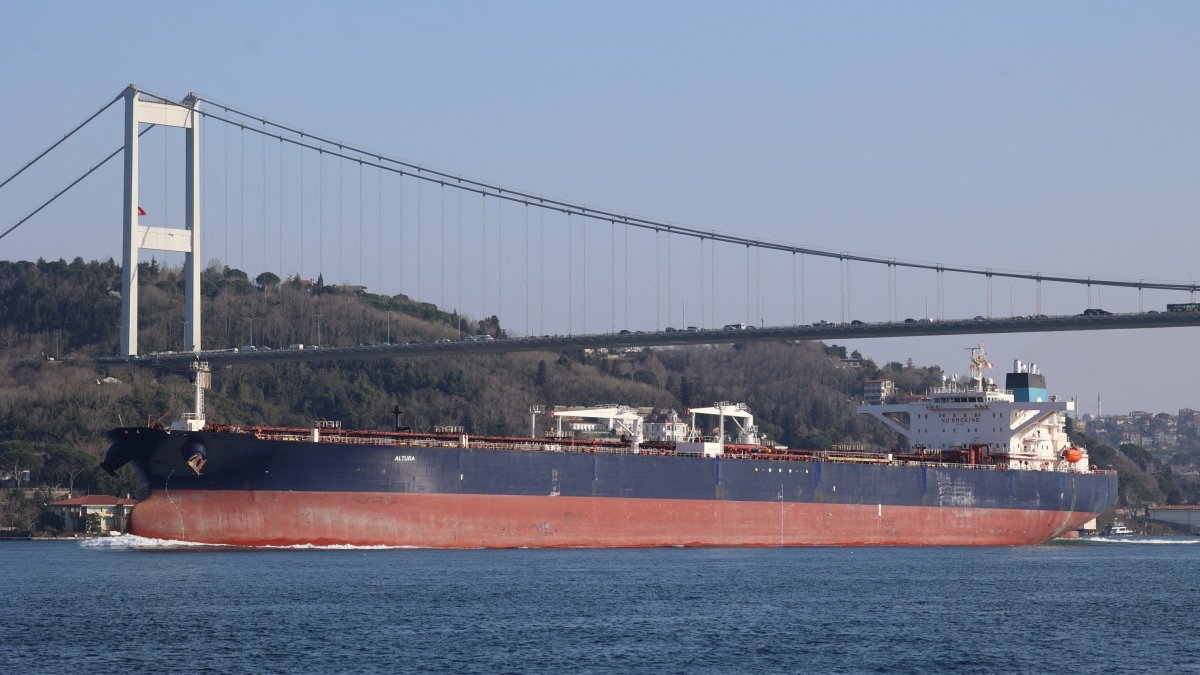 Altura, a Turkish-operated crude oil tanker, transits the Bosporus, Istanbul, Türkiye, March 16, 2026. (Reuters Photo)