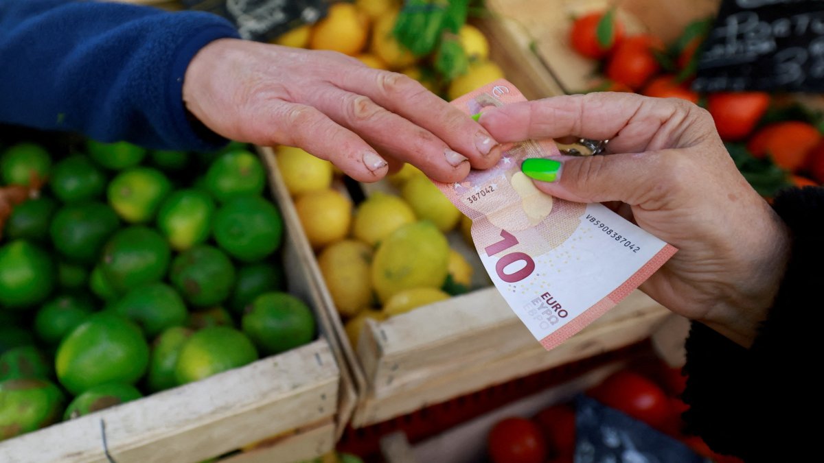 A shopper pays with a ten euro banknote at a local market in Aix-en-Provence, France, Jan. 16, 2025. (Reuters Photo)