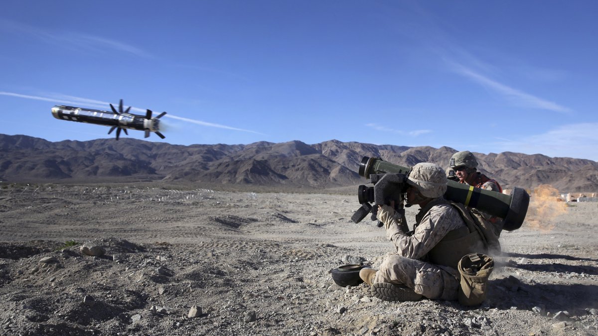 A U.S. Marine shoots a javelin missile during a live-fire exercise at Marine Corps Air Ground Combat Center Twentynine Palms, California, Jan. 26, 2014. (AFP File Photo)