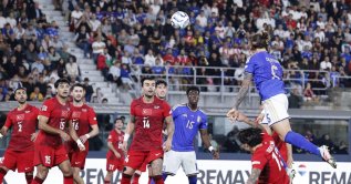 Italy's Riccardo Calafiori (up) scores the 2-1 goal during the UEFA Nations League soccer match between Italy and Türkiye at Renato Dall'Ara stadium in Bologna, Italy, Oct. 5, 2026.  (EPA Photo)