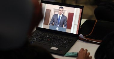 A journalist watches Spanish Prime Minister Pedro Sanchez's televised statement to call early elections in Madrid, Spain, Oct. 5, 2026. (AFP Photo)