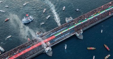 Thousands of people march across Galata Bridge in support of Palestine, Istanbul, Türkiye, Jan. 1, 2026. (Shutterstock Photo) 