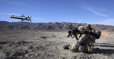 A U.S. Marine shoots a javelin missile during a live-fire exercise at Marine Corps Air Ground Combat Center Twentynine Palms, California, Jan. 26, 2014. (AFP File Photo)