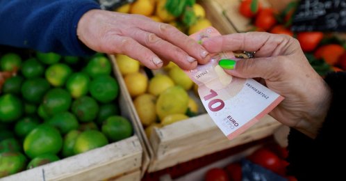A shopper pays with a ten euro banknote at a local market in Aix-en-Provence, France, Jan. 16, 2025. (Reuters Photo)