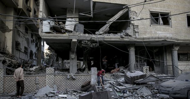 People inspect a site after an Israeli strike, Gaza, Palestine, Oct. 3, 2026. (AA Photo)