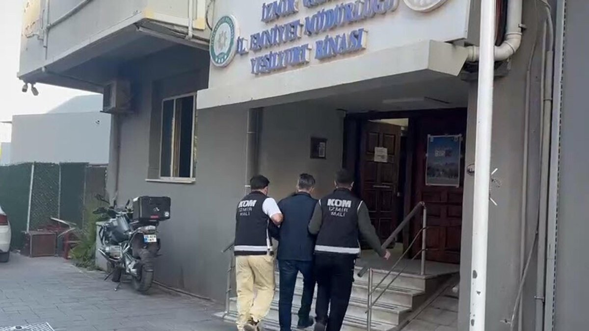 Police officers detain suspects during a corruption operation targeting Bayraklı Municipality, Izmir, Türkiye, Oct. 6, 2026. (DHA Photo)