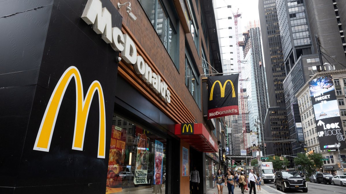 People walk by a McDonald's, New York City, U.S., Aug. 17, 2026. (Reuters Photo)
