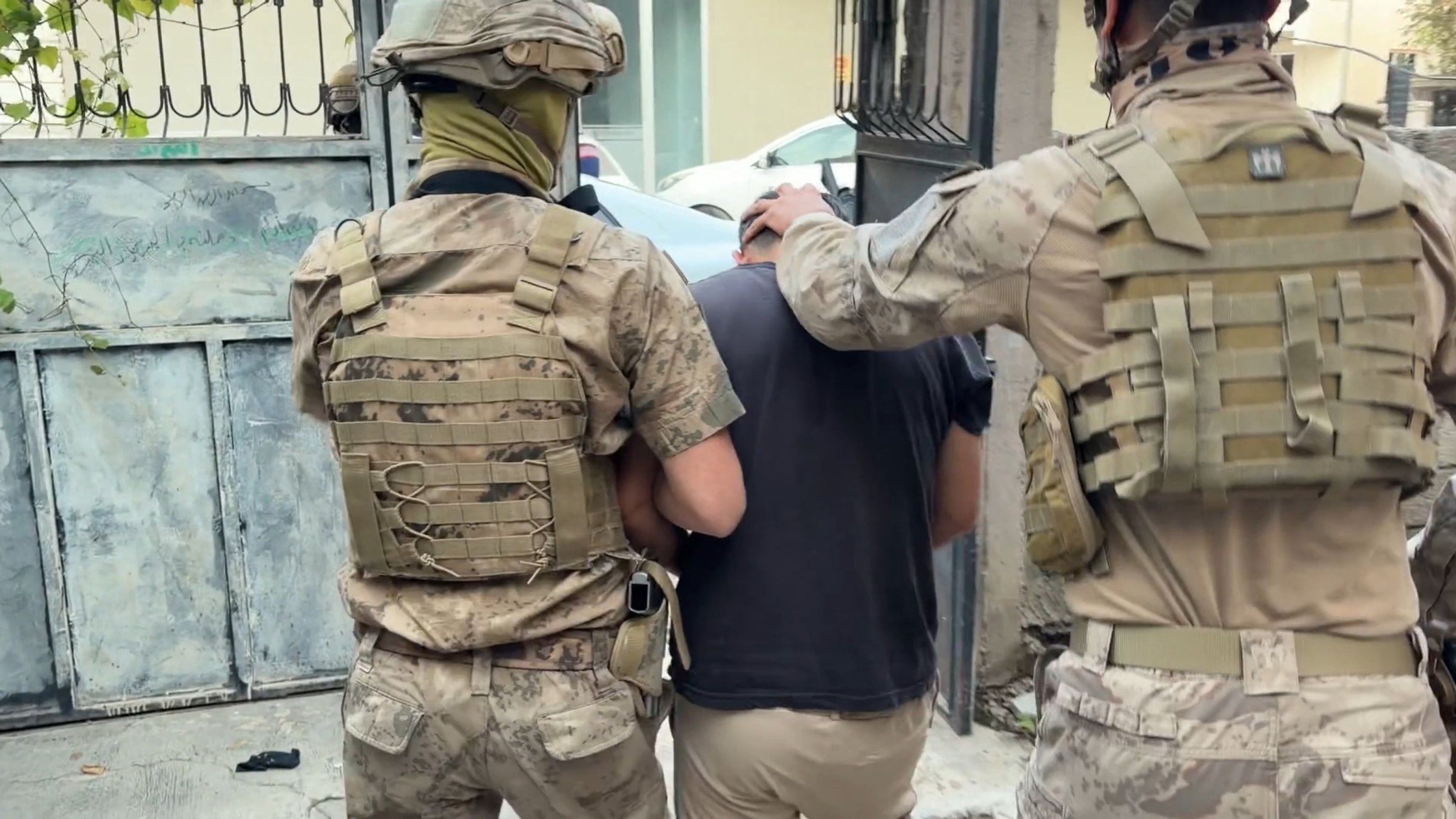 Security officers escort a detained Daesh suspect, Adıyaman, eastern Türkiye, Sept. 28, 2026. (AA Photo)