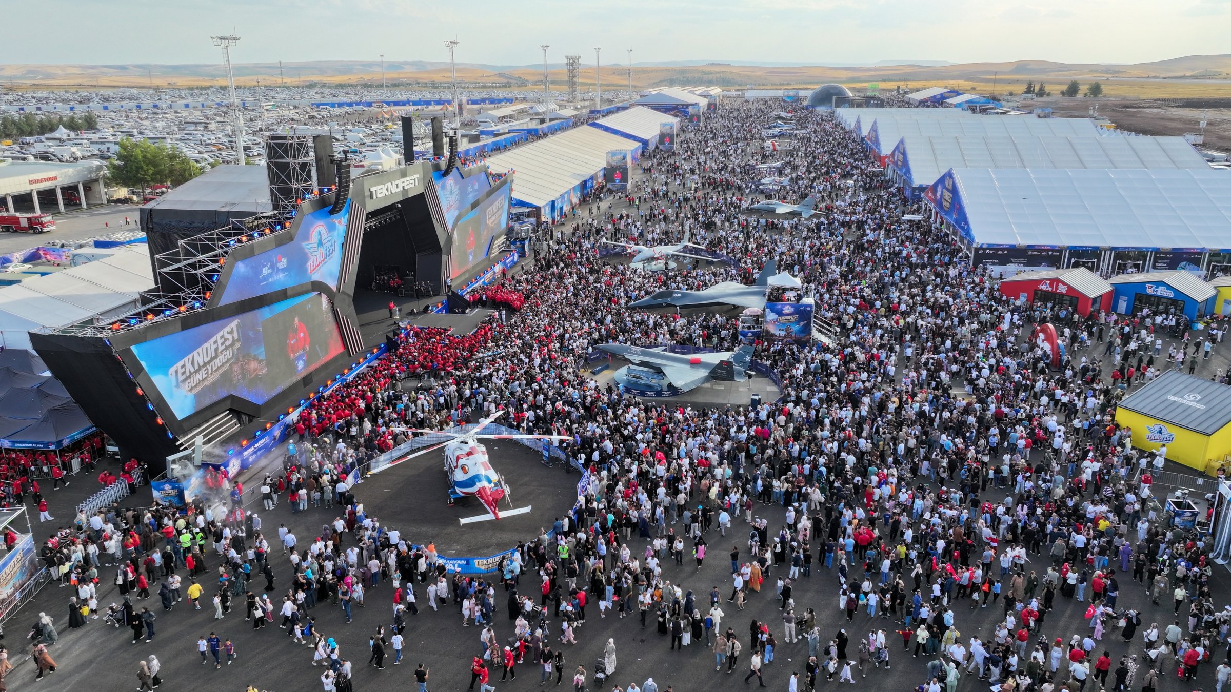 Teknofest Southeast drew large crowds on its final day at GAP Airport, Şanlıurfa, Türkiye, Oct. 4, 2026. (AA Photo)