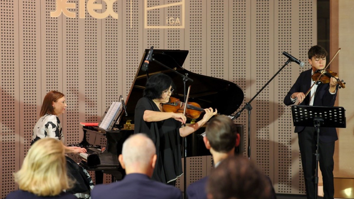 Violinists Nina Patrikidou and Yiannis Iatrou performing Mozart's works accompanied by pianist Evgenia Votanopoulou at IGA Istanbul Airport, Istanbul, Türkiye, Oct. 3, 2026. (DHA Photo)