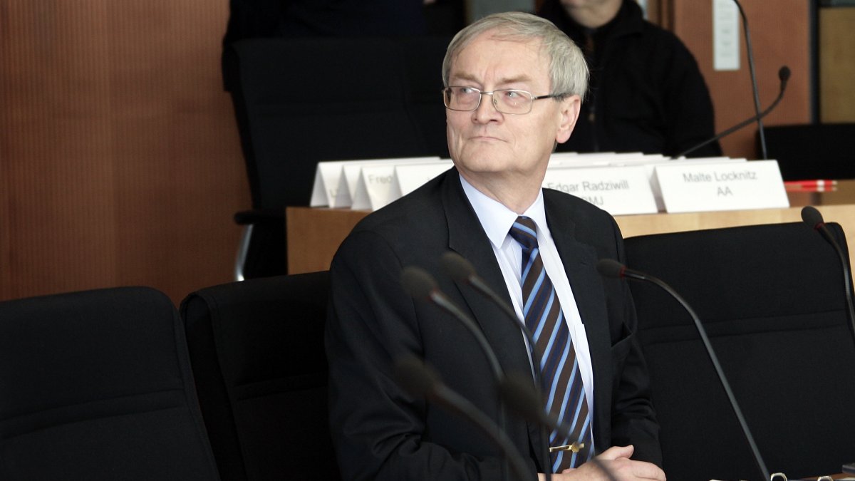 Former Federal Intelligence Service (BND) President August Hanning arrives for the Bundestag hearing in Berlin, Germany, Dec. 4, 2008. (Getty Images Photo)