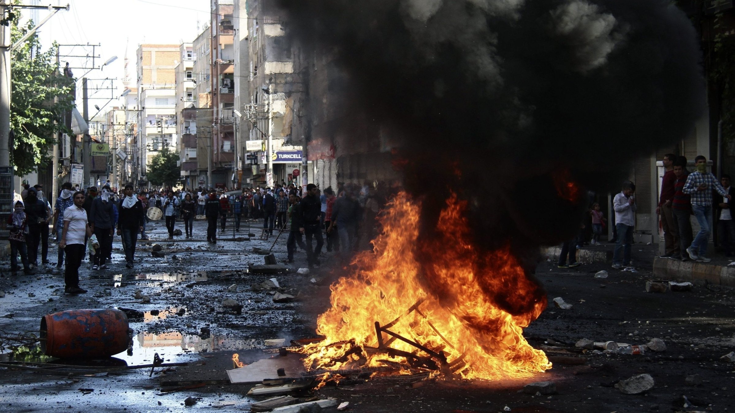 Violent pro-PKK demonstrators set the city's streets on fire during protests, Diyarbakır, southeastern Türkiye, Oct. 7, 2014. (EPA Photo)