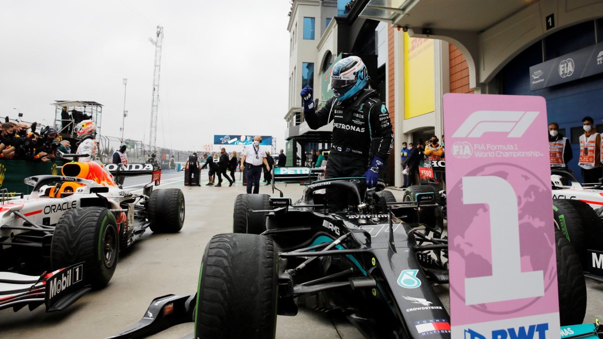 Mercedes' Valtteri Bottas gets out of the car after winning the Turkish Grand Prix race at the Intercity Istanbul Park, Istanbul, Türkiye, Oct. 10, 2021. (Reuters Photo)