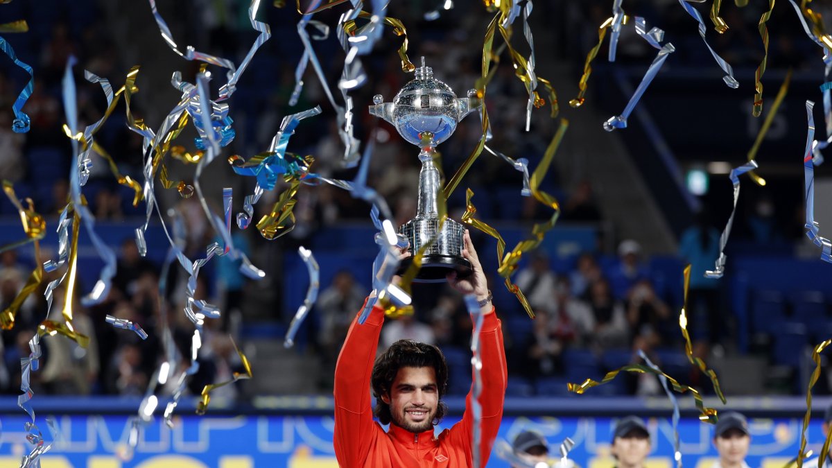 Spain's Carlos Alcaraz holds the trophy as he celebrates beating Czechia's Jiri Lehecka in the men's singles final during the Japan Open tennis tournament at the Ariake Tennis Forest Park, Tokyo, Japan, Oct. 6, 2026. (AFP Photo)