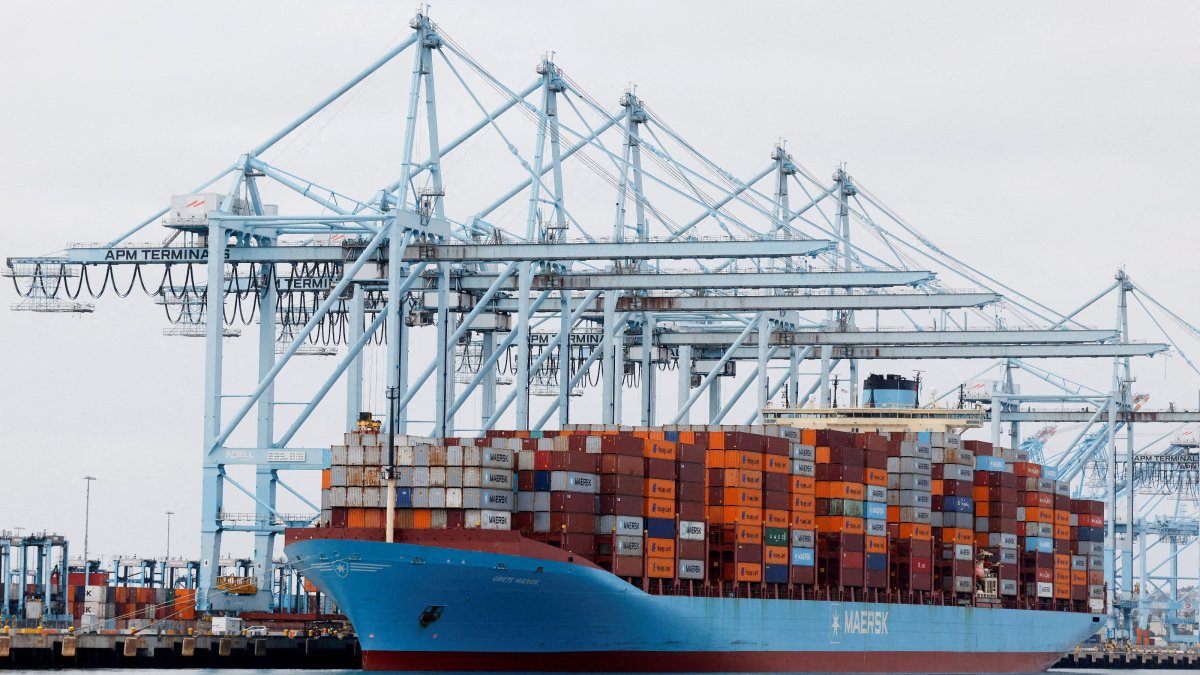Shipping containers sit on a Maersk vessel docked at the port, Los Angeles, California, U.S., March 10, 2026. (Reuters Photo)