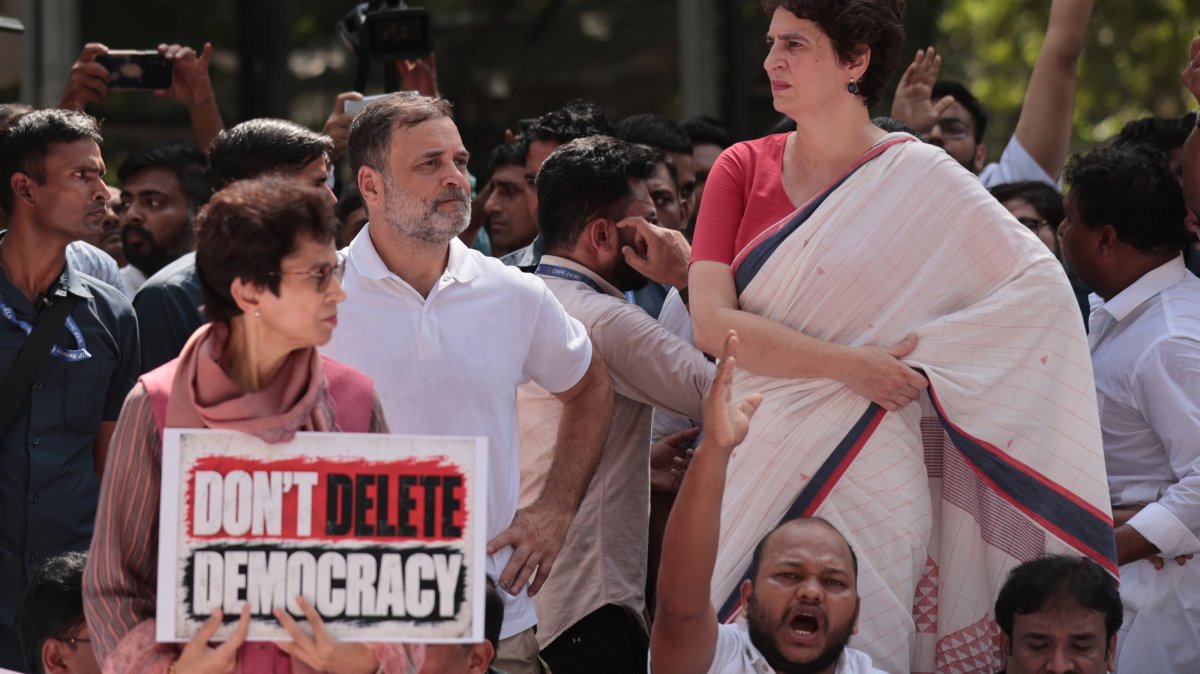 Indian Congress leaders Rahul Gandhi (C) and Priyanka Gandhi (R), along with other Indian National Developmental Inclusive Alliance (INDIA) bloc members of Parliament, take part in a protest march in New Delhi, India, Oct. 6, 2026. (EPA Photo)