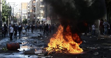 Violent pro-PKK demonstrators set the city's streets on fire, Diyarbakır, southeastern Türkiye, Oct. 7, 2014. (EPA Photo)