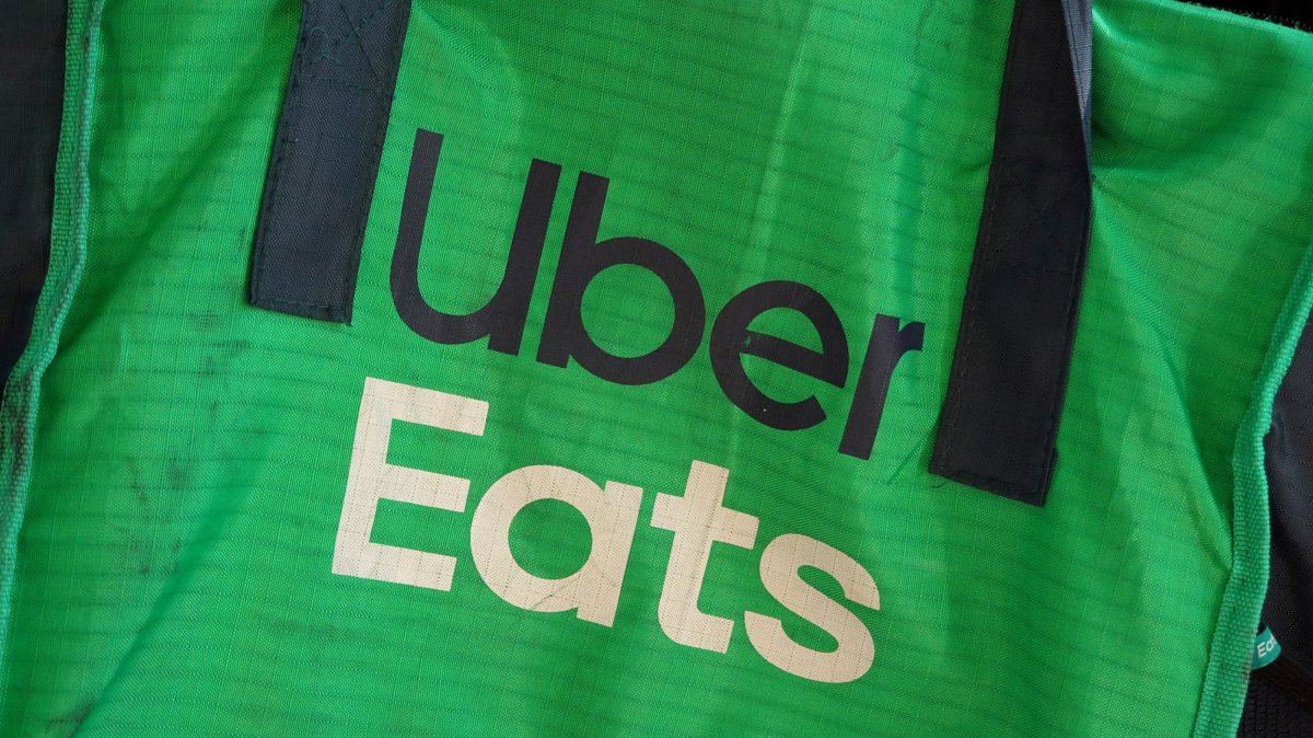 An Uber Eats delivery bag is seen on a bicycle, New York City, U.S., May 9, 2022. (Reuters Photo)