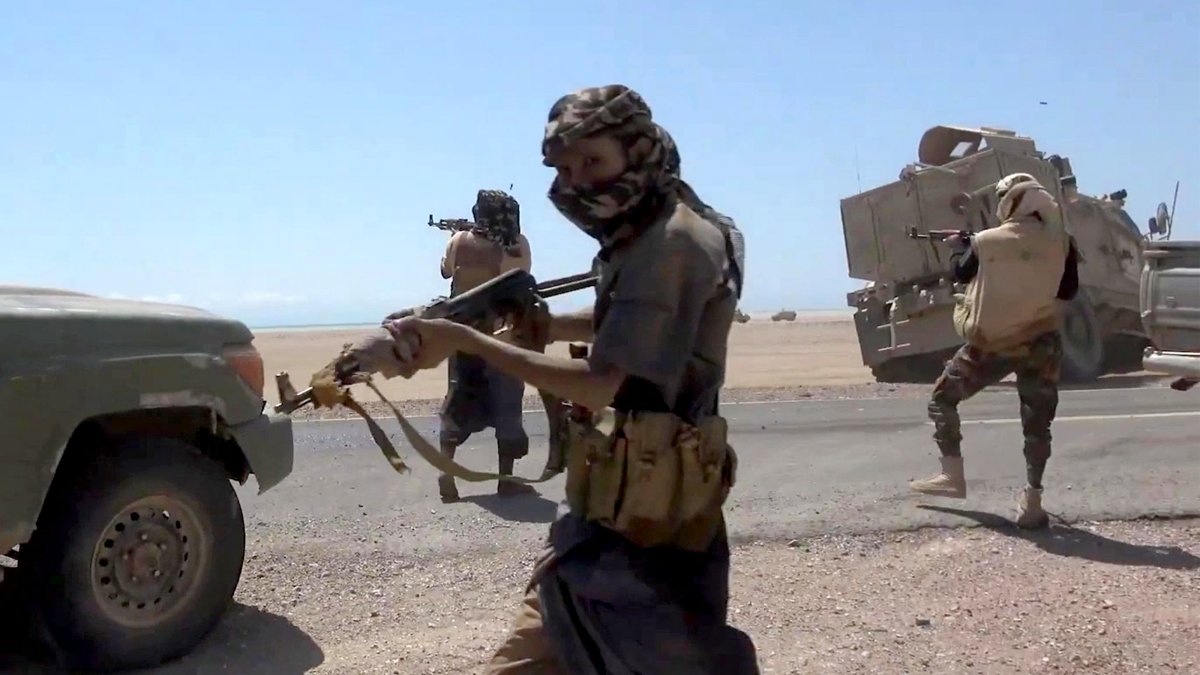 This screen grab shows fighters during clashes with Houthis near the Bab el-Mandeb Strait in Taiz province, Yemen, Oct. 6, 2026. (AFP Photo)