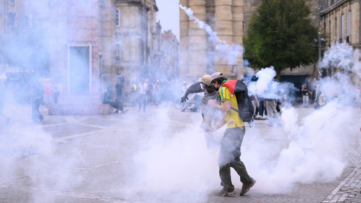 Protestors stand amid tear gas fired by police during demonstration part of a nationwide day of actions called by high-school students, Bordeaux, southwestern France, Oct. 6, 2026. (AFP Photo)