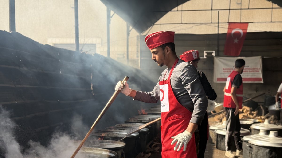 A Kızılay team member cooks food for people affected by the war, Gaza, Palestine, Oct. 29, 2026. (Courtesy of Kızılay)