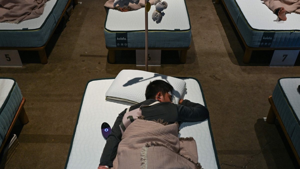 An attendee takes part in a sleep competition organized by a mattress brand, Tokyo, Japan, Oct. 5, 2026. (AFP Photo)