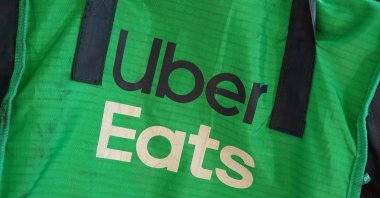 An Uber Eats delivery bag is seen on a bicycle, New York City, U.S., May 9, 2022. (Reuters Photo)