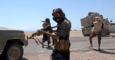 This screen grab shows fighters during clashes with Houthis near the Bab el-Mandeb Strait in Taiz province, Yemen, Oct. 6, 2026. (AFP Photo)