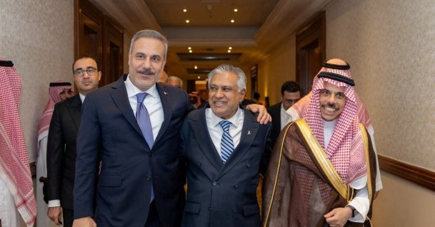 Foreign Minister Hakan Fidan (L), Pakistani Deputy Prime Minister and Foreign Minister Mohammad Ishaq Dar (C) and Saudi Arabia's Foreign Minister Prince Faisal bin Farhan Al Saud leave after the committee meeting, Riyadh, Saudi Arabia, Oct. 5, 2026. (Reuters Photo)