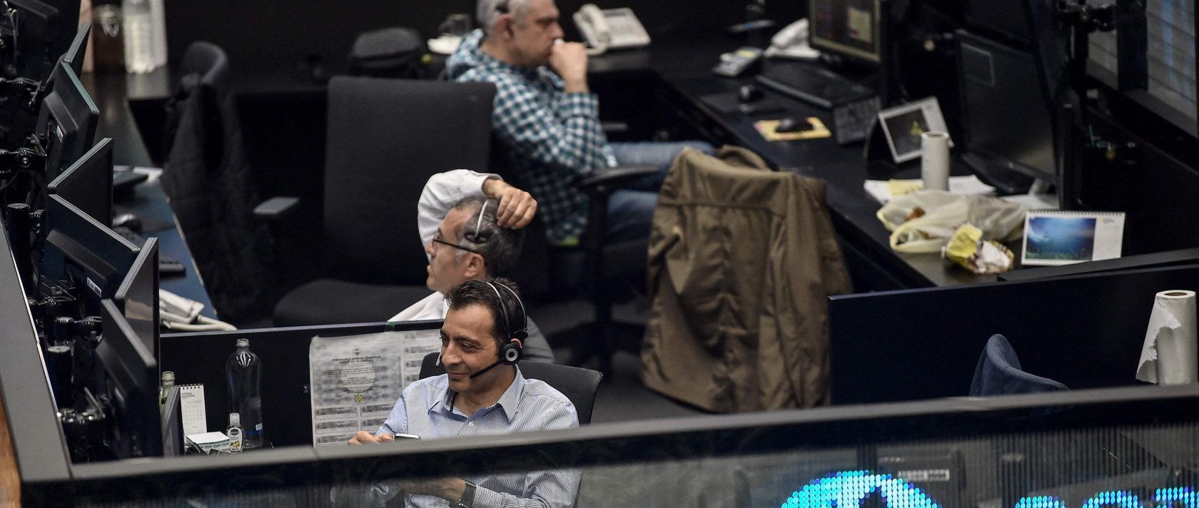 Traders work at their desks on the floor of the Borsa Istanbul Stock Exchange (BIST) in Istanbul, Türkiye, May 22, 2018. (AFP Photo)