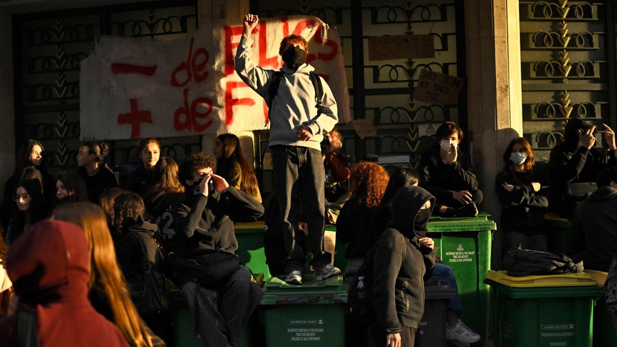 Protesters block the entrance to the Helene Boucher high school during a demonstration by high school students as part of a nationwide protest movement over learning conditions, Paris, France, Oct. 7, 2026. (AFP Photo)