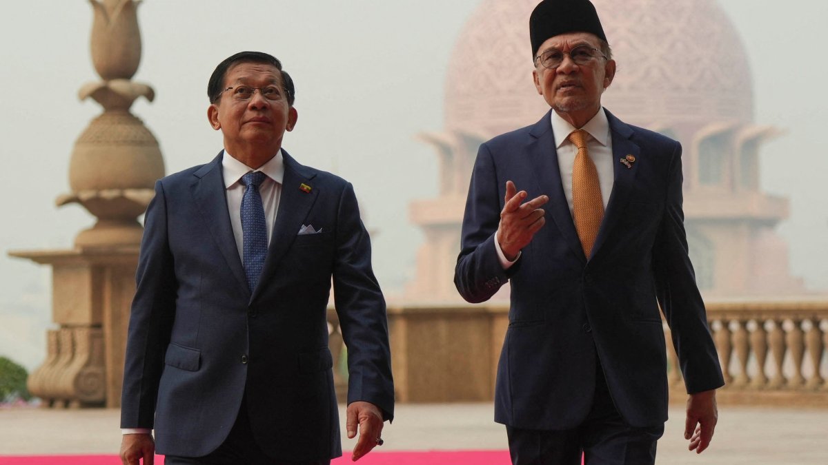 Myanmar leader Min Aung Hlaing (L) walks with Malaysia’s Prime Minister Anwar Ibrahim during a welcome ceremony at the prime minister’s office in Putrajaya, Malaysia, Oct. 8, 2026. (AFP Photo)