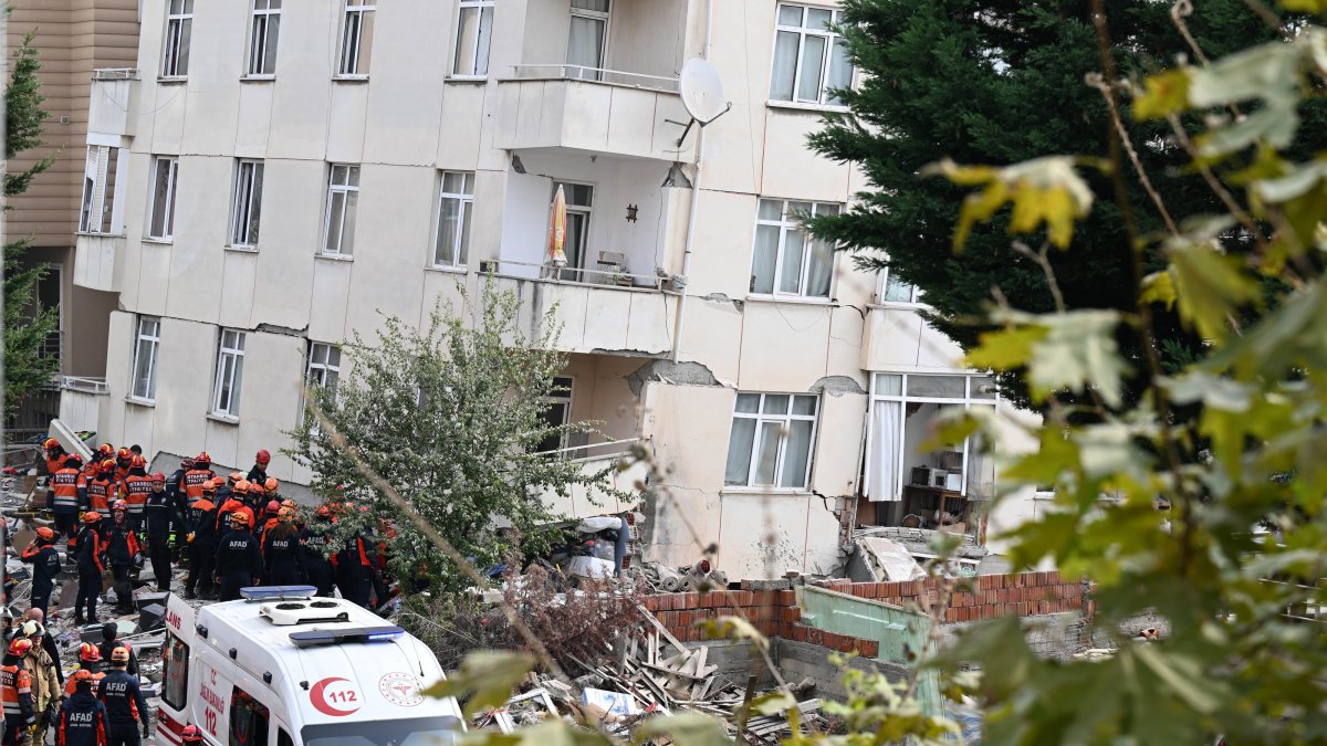Search and rescue operations continue at the collapsed building, Maltepe district, Istanbul, Türkiye, Oct. 8, 2026. (AA Photo)