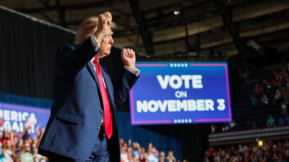 U.S. President Donald Trump dances as he leaves the stage after speaking during a campaign rally in San Antonio, Texas, Oct. 07, 2026. (AFP Photo)