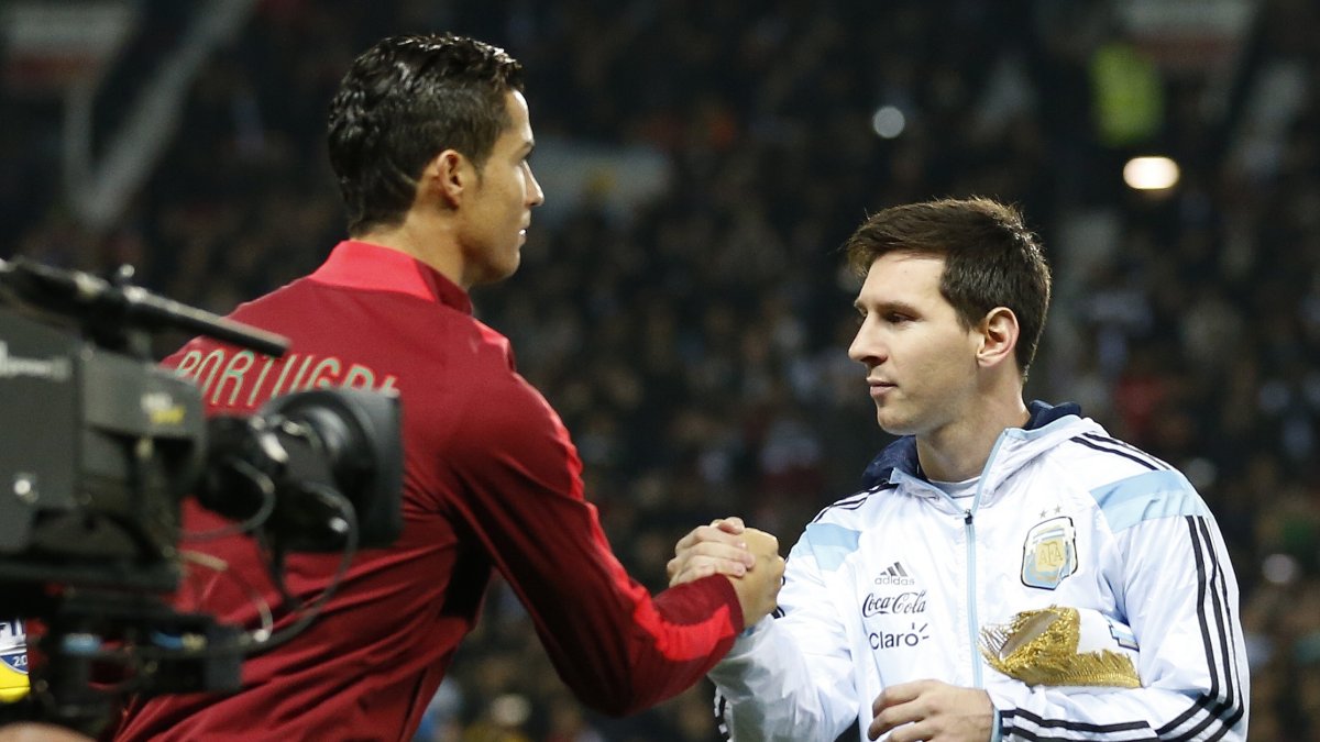 Argentina's Lionel Messi (R) greets Portugal's Cristiano Ronaldo before their International Friendly match at Old Trafford Stadium, Manchester, U.K., Nov. 18, 2014. (AP Photo)