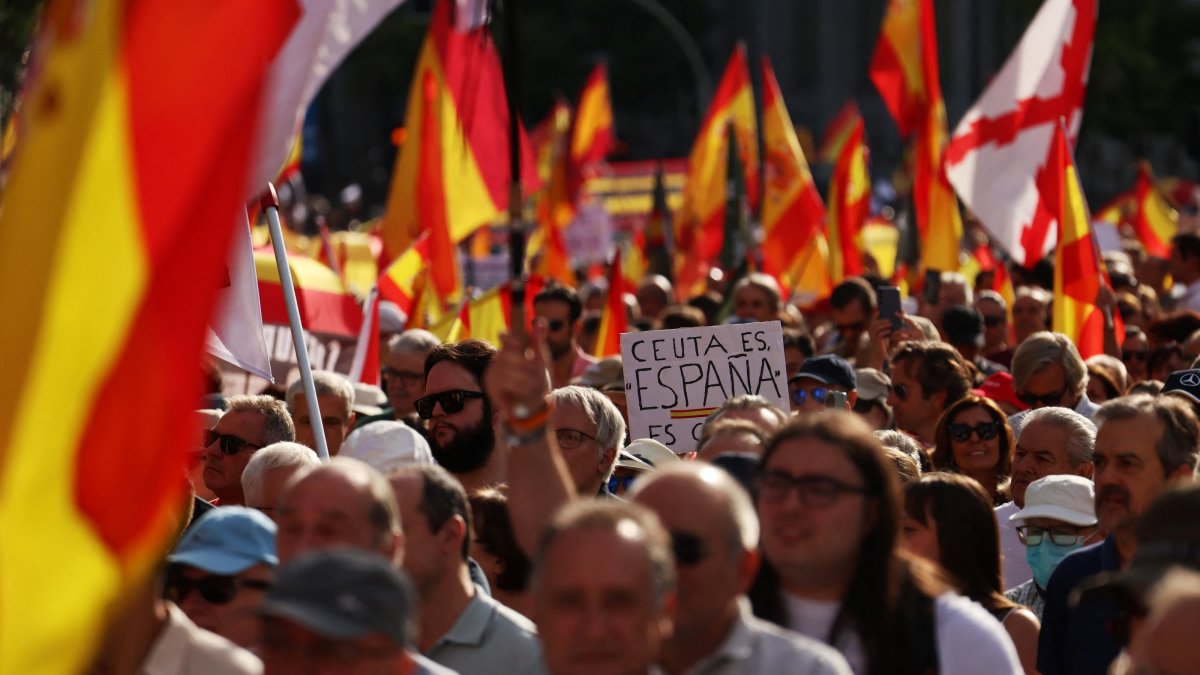 Protestors take part in a march to call for general elections andagainst the government's handling of Ceuta’s migrant crisis, Madrid, Spain, Sept. 26, 2026. (Reuters Photo)
