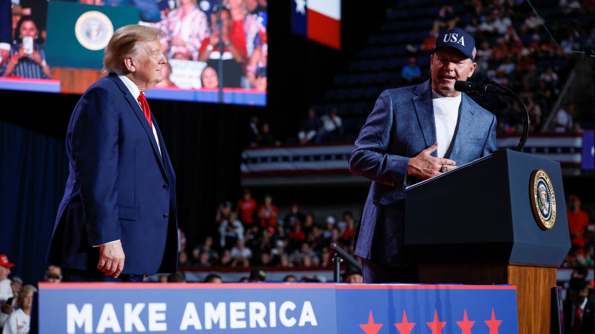 U.S. President Donald Trump (L) and Former MLB player Roger Clemens attend a campaign rally for Republican U.S. Senate candidate Ken Paxton at Freeman Coliseum, San Antonio, U.S., Oct. 7, 2026. (Reuters Photo)
