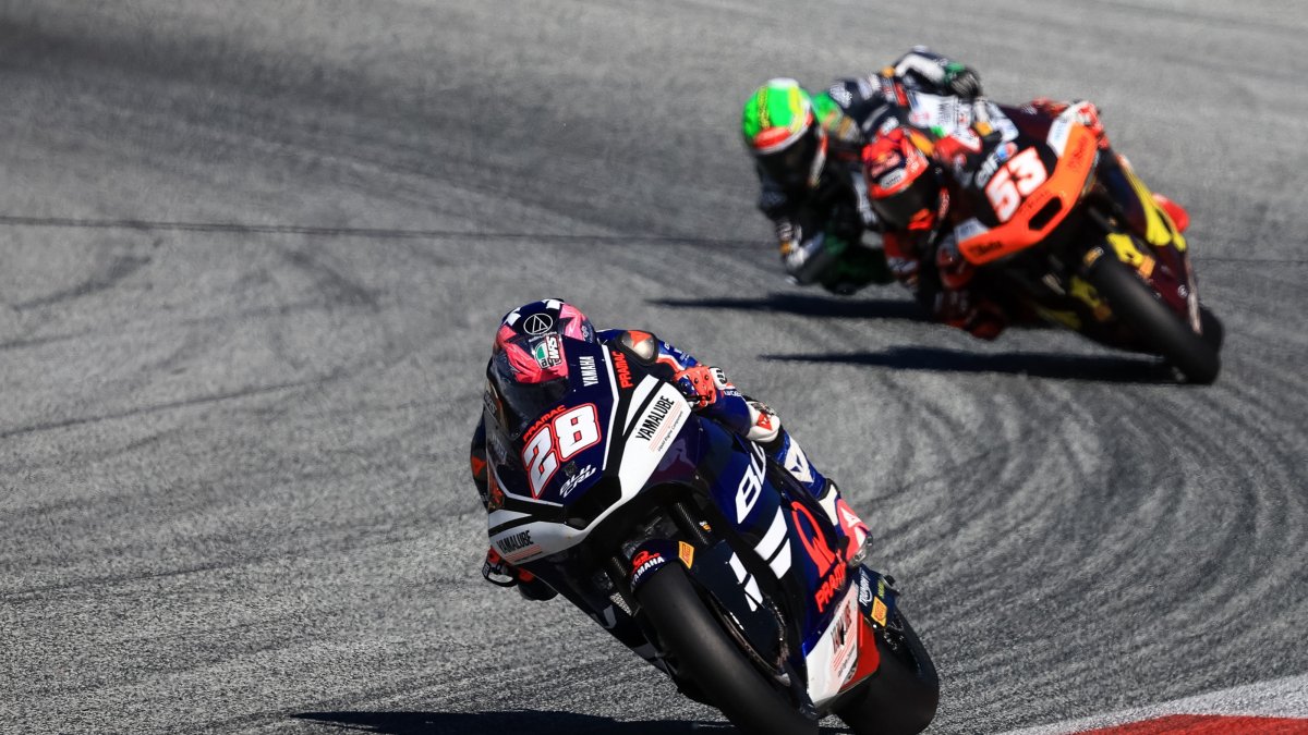 Turkish Moto2 rider Deniz Öncü (R) and Spanish rider Izan Guevara in action during the second qualifying session for the Motorcycling Grand Prix of Austria at the Red Bull Ring race track, Spielberg, Austria, Sept. 19, 2026. (EPA Photo)