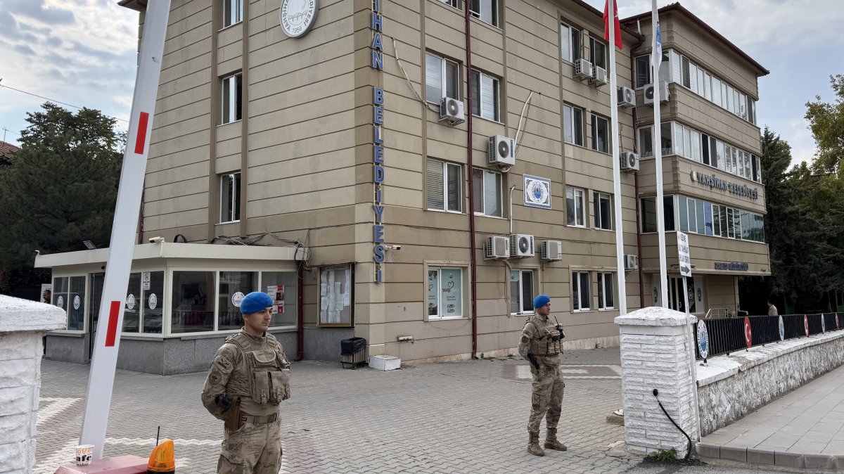 Security officers stand guard after operations outside the municipality building, Yahşihan, Kırıkkale, central Türkiye, Oct. 8, 2026. (AA Photo)