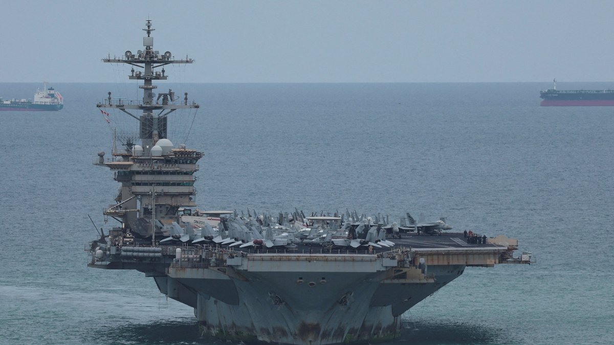 The U.S. Navy Nimitz-class aircraft carrier USS Abraham Lincoln sails toward Laem Chabang Port before docking for a rest stop following a long deployment in the Middle East, in Chonburi province, Thailand, Sept. 2, 2026. (Reuters File Photo)